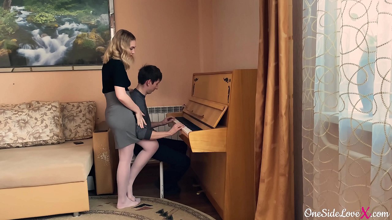 Tichere ea piano e ile ea anya sethoto sa moithuti oa hae ka botebo 'me ea mo phunya.